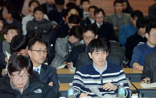 '2016년 전자정부지원사업 사업설명회'가 27일 서울 명동 포스트타워에서 행정자치부,한국정보화진흥원 주최로 정보통신기술(ICT) 중소기업 및 중앙부처 관계자 등 약 300여명이 참석한 가운데 열렸다.이날 행사에서 참석자들이 발표내용을 경청하고 있다. 김민수기자ultrartist@